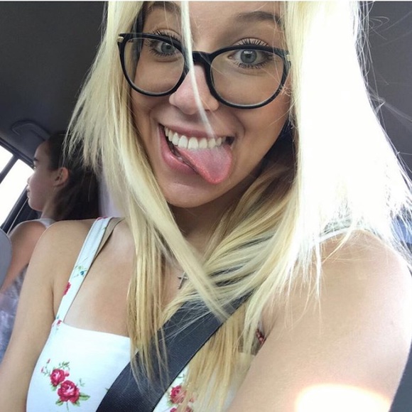 Meet your Posher, Hailey - Picture 2 of 2